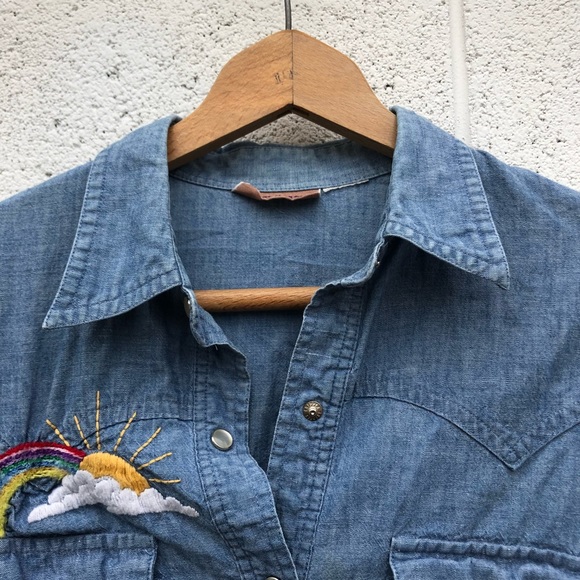 Levi's Tops - Levi’s • Vtg Chambray Embroidered Button Down Top